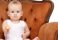 baby sitzt auf bank baby sitzt auf bank
